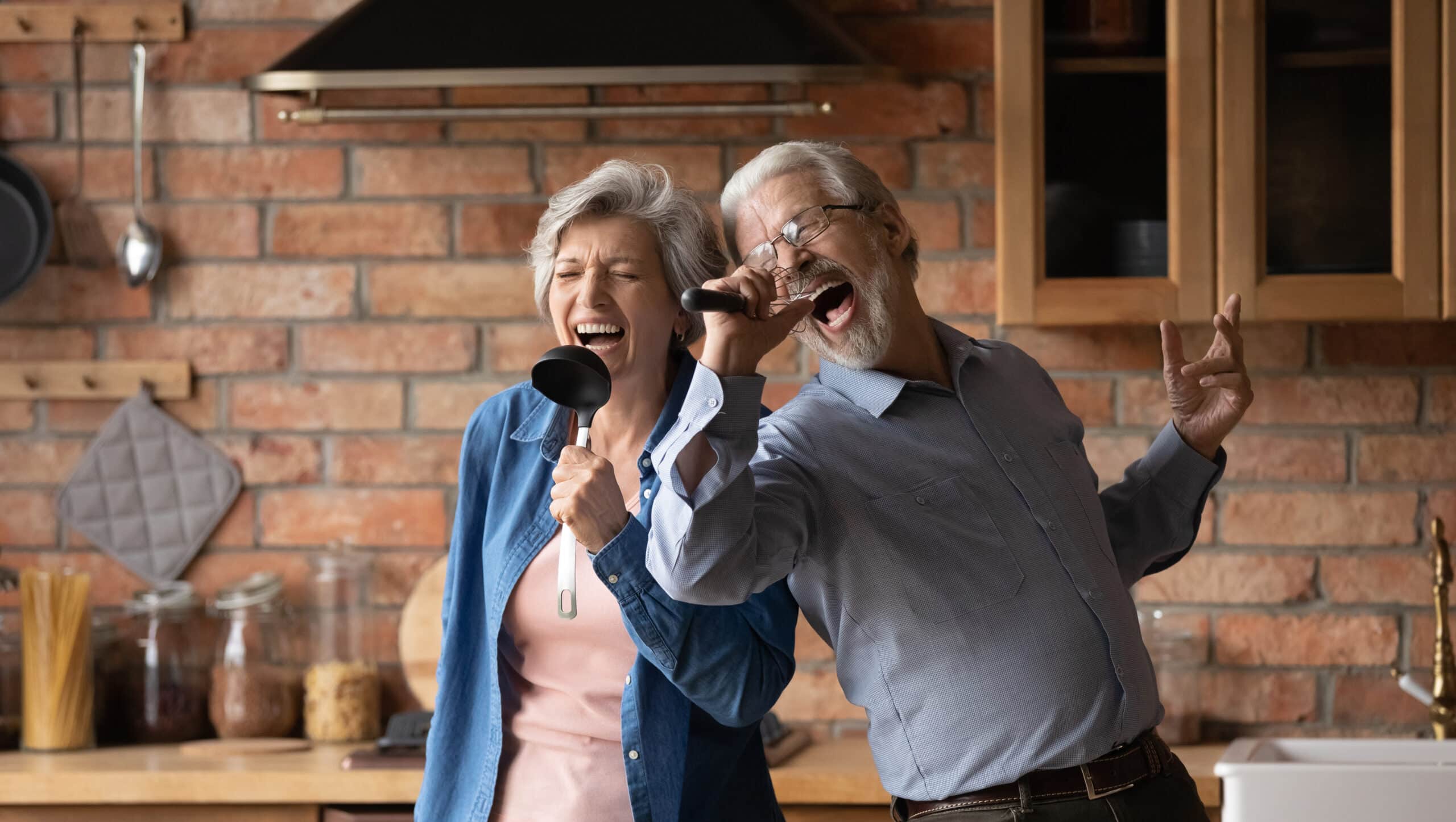 2 Ancianos cantando a medida que tienen un envejecimiento saludable